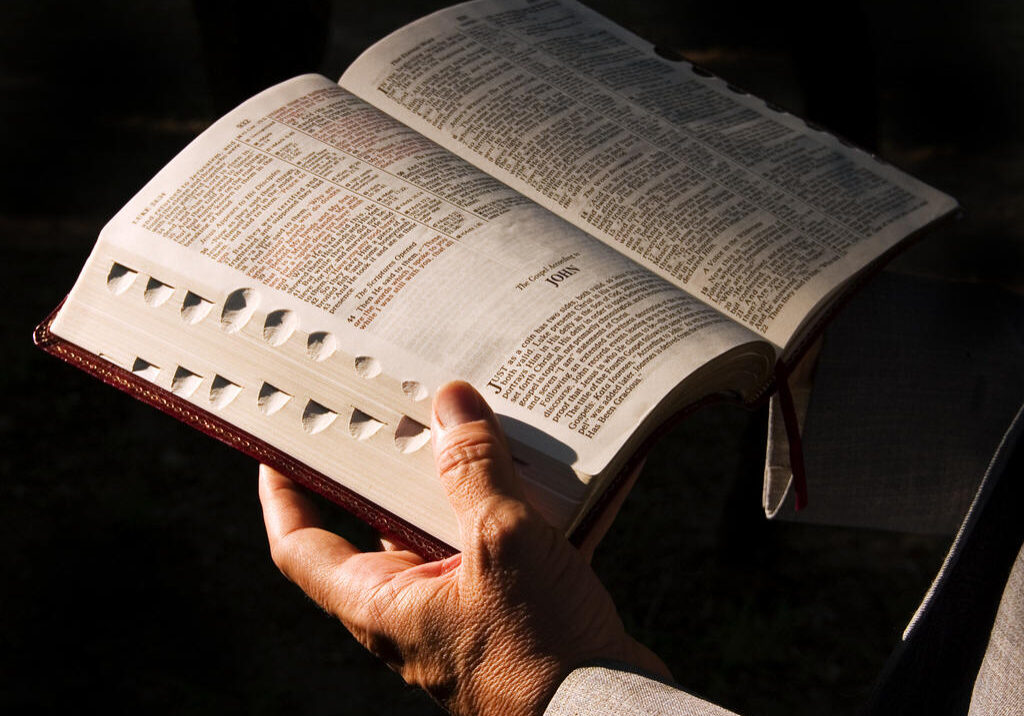 reading-bible_2316_1024x805 reading-bible_2316_1024x805